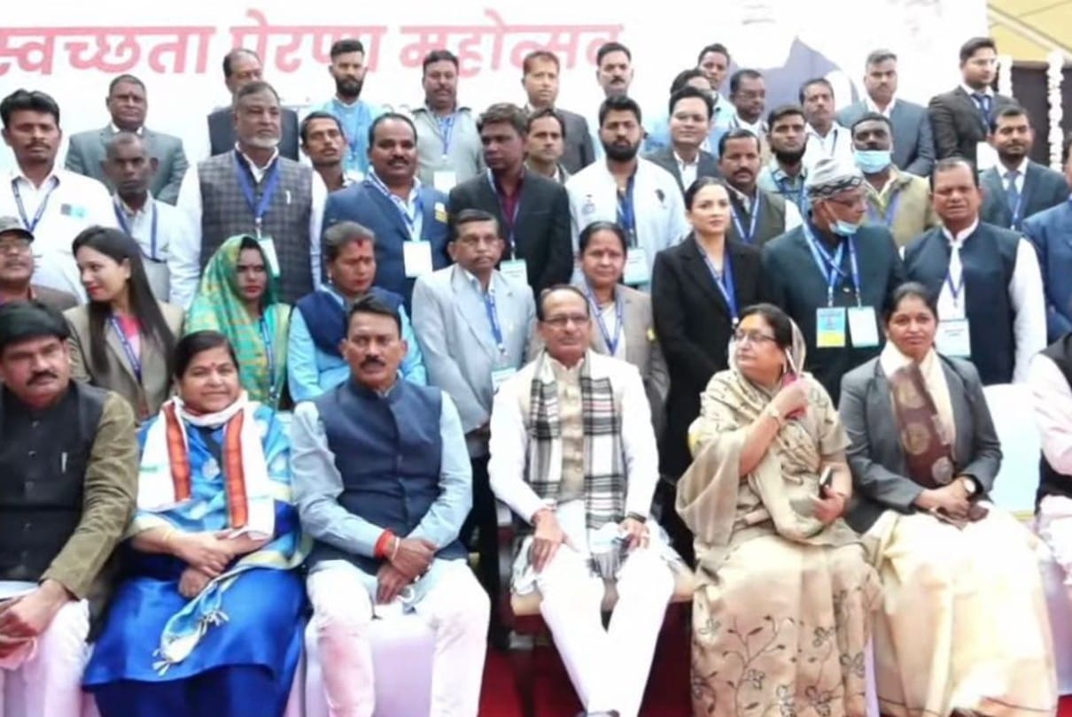 Madhya Pradesh: Such are the chiefs of MP, neither do they put on masks nor their party leaders...all the rules are only for the public, the officers who are strict on the common man are also under question...