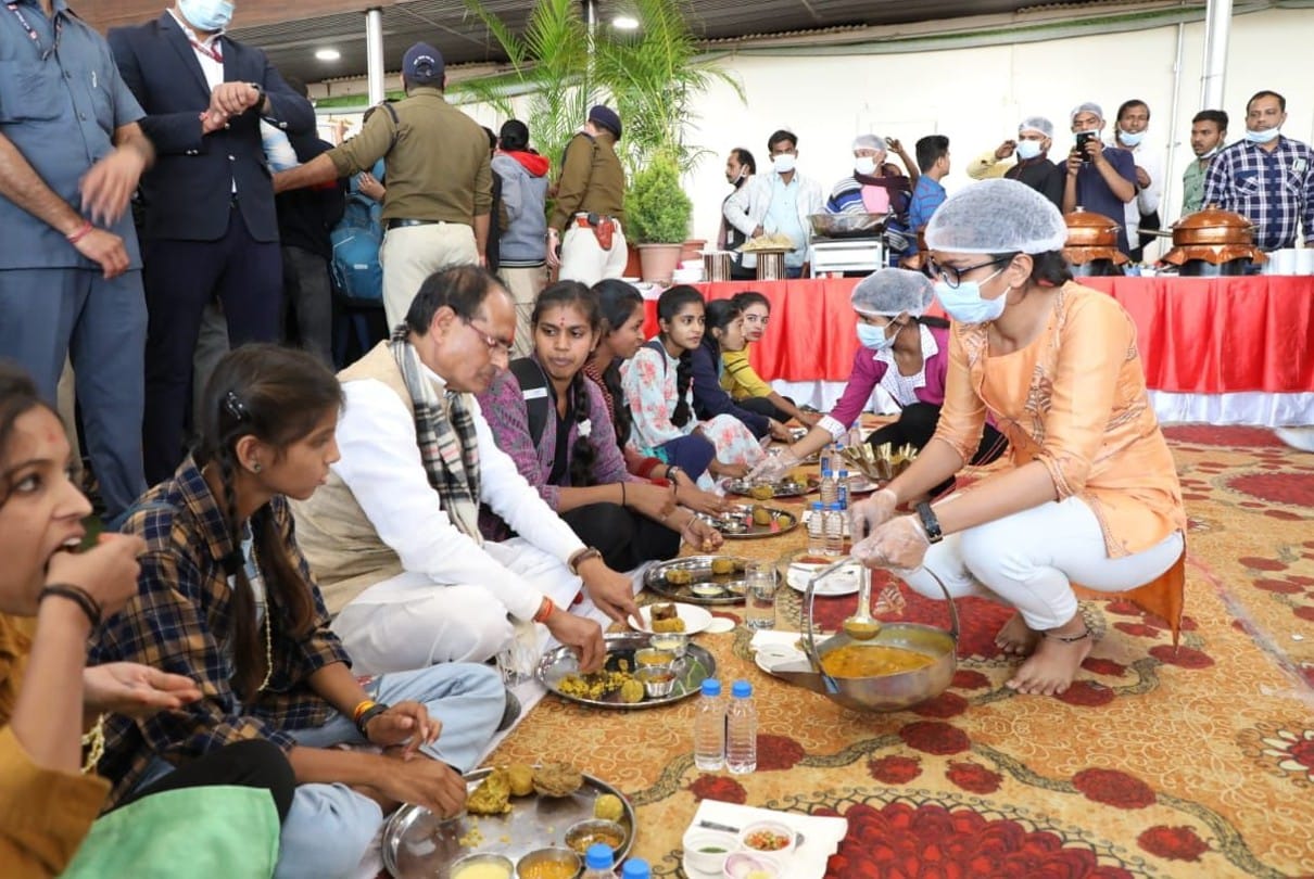 Indore: Chief Minister danced fiercely with arrows and had food while sitting on the ground with tribal students