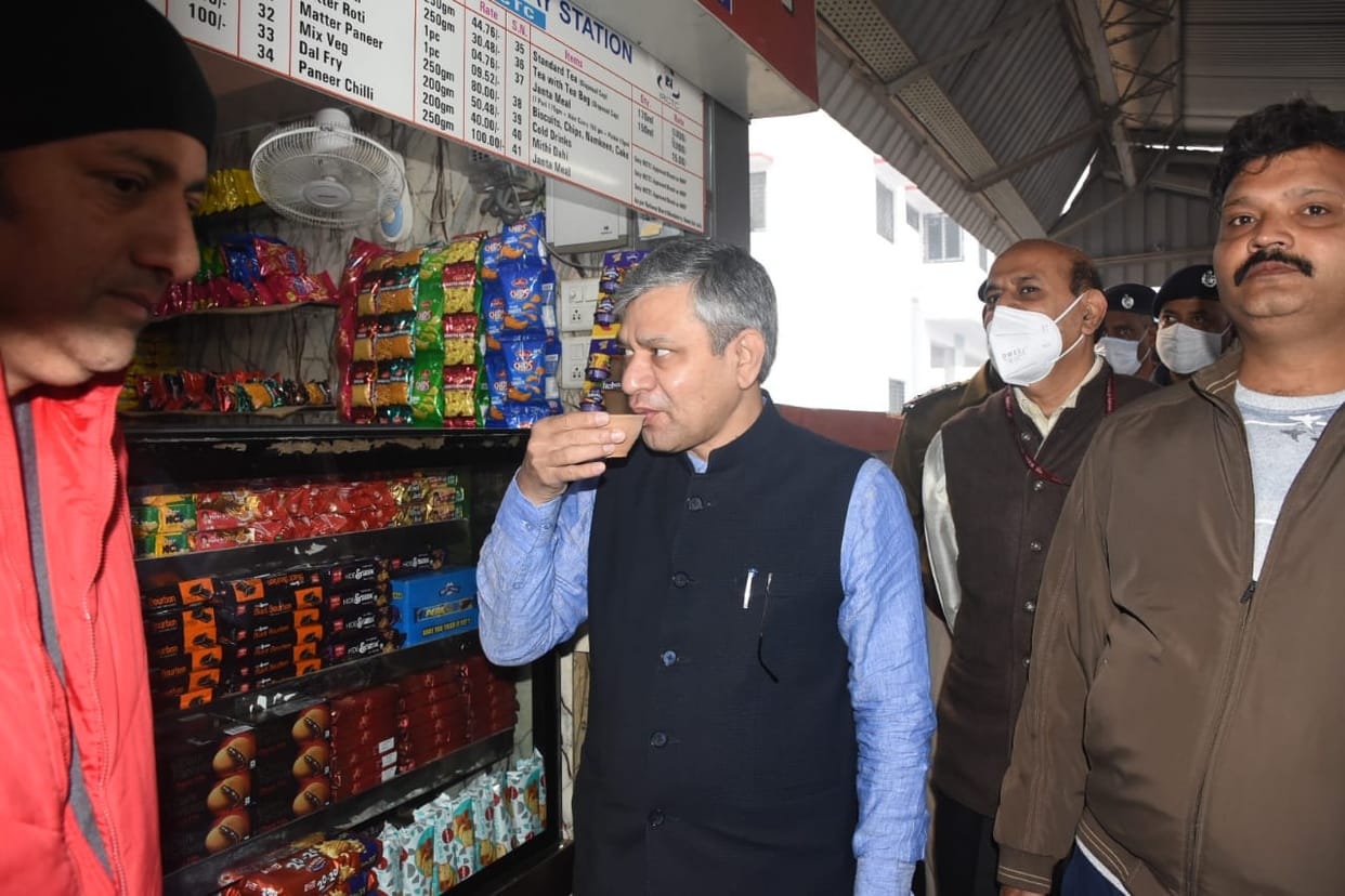 Railway Minister ashwini vaishnav Varanasi visit  Inspected Banaras station and take tea on platform