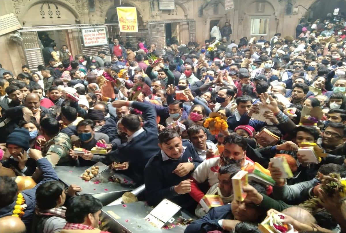 thousands of devotees gathered in Banke Bihari temple of Vrindavan