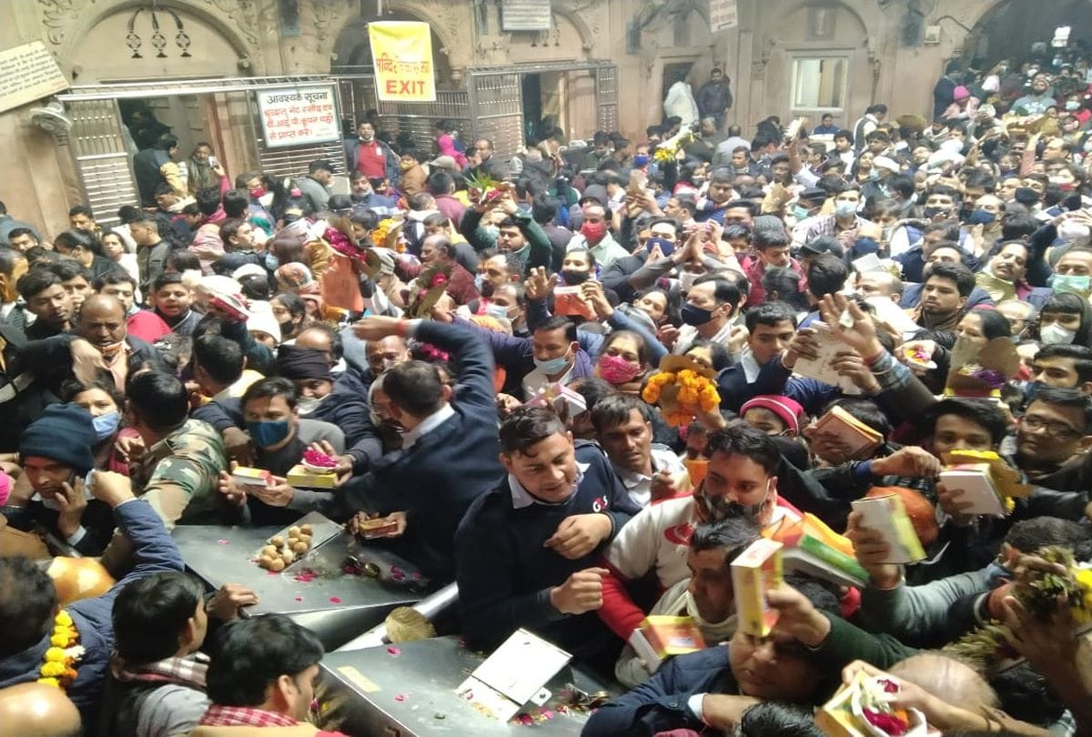thousands of devotees gathered in Banke Bihari temple of Vrindavan