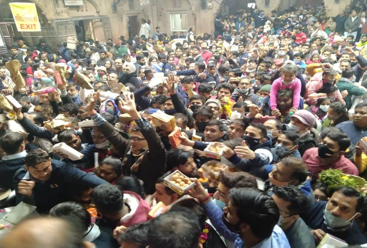thousands of devotees gathered in Banke Bihari temple of Vrindavan