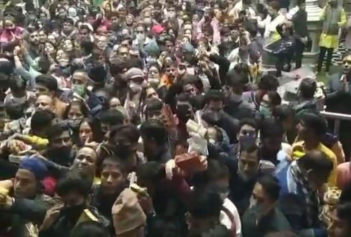 thousands of devotees gathered in Banke Bihari temple of Vrindavan