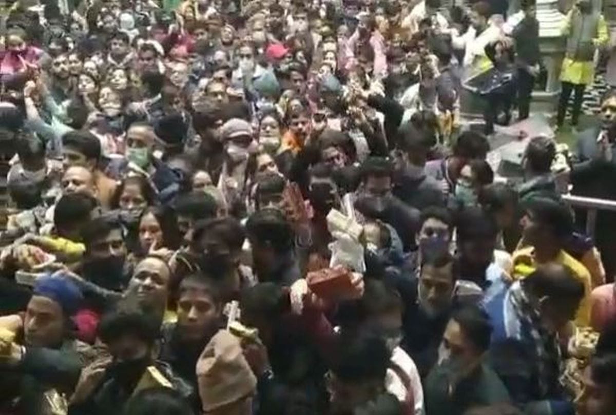 thousands of devotees gathered in Banke Bihari temple of Vrindavan