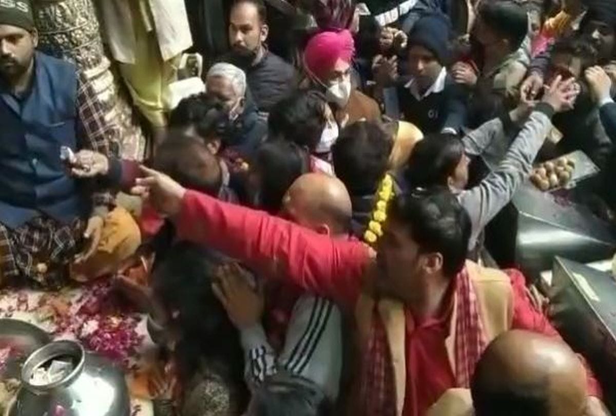 thousands of devotees gathered in Banke Bihari temple of Vrindavan