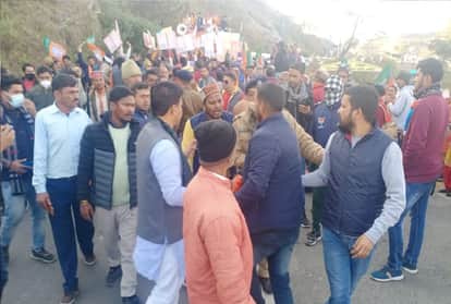 टिकट के दावेदारों के समर्थक अजय भट्ट के सामने भीड़ गए