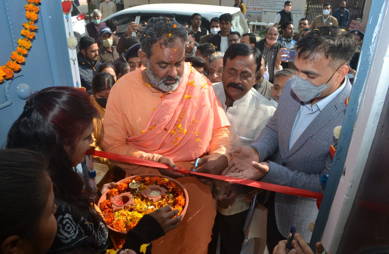 Canteen will make women self-supporting: Yatheeswaranand