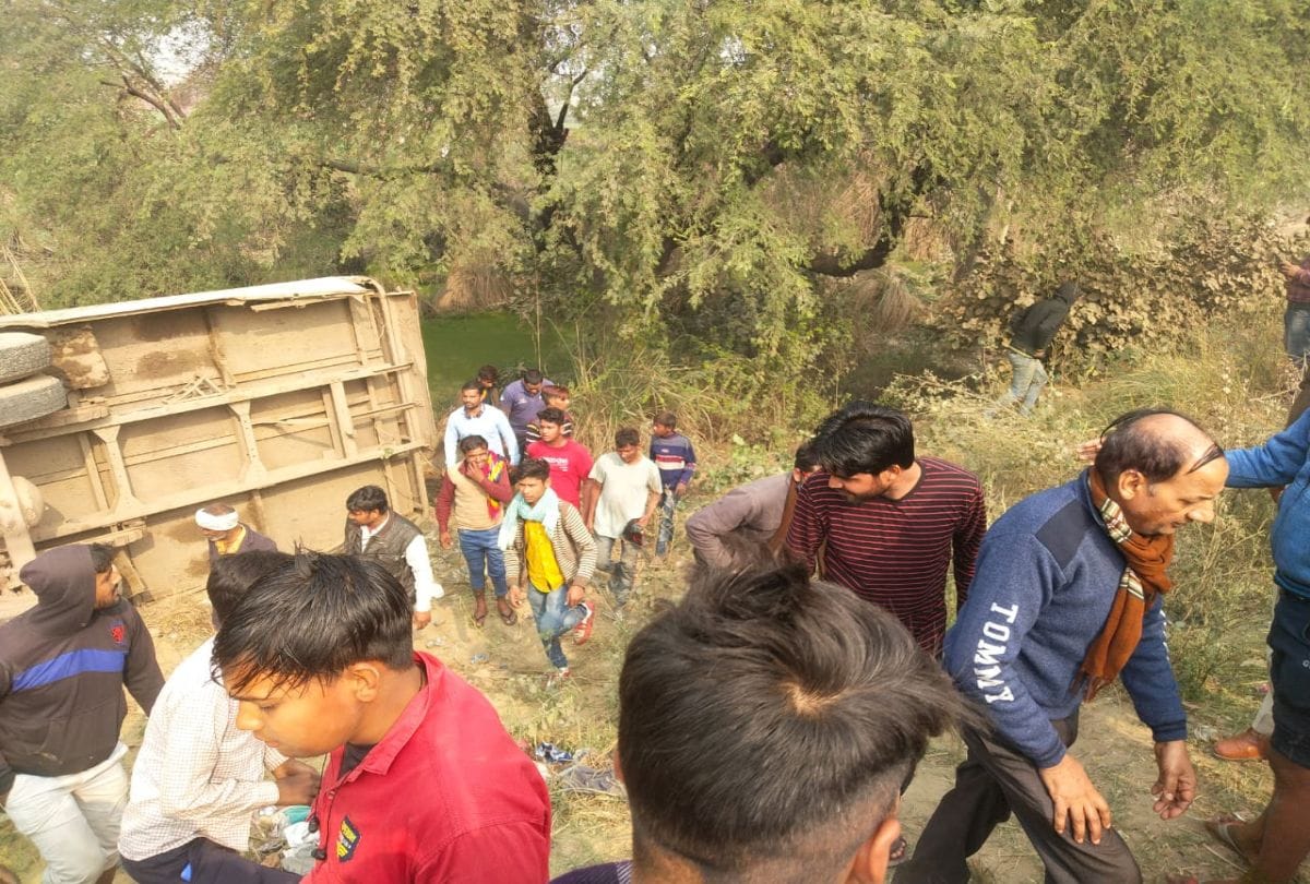 Bus full of passengers overturned on Govardhan Road in Mathura