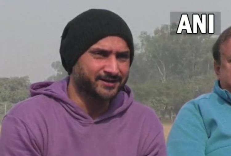 Cricketer Harbhajan Singh Denied Rumors about Joining Politics