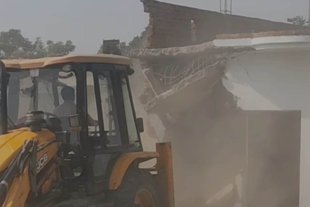 Chhatarpur News: JCB ran in the presence of heavy police at the house of notorious crook Khunnu Raja