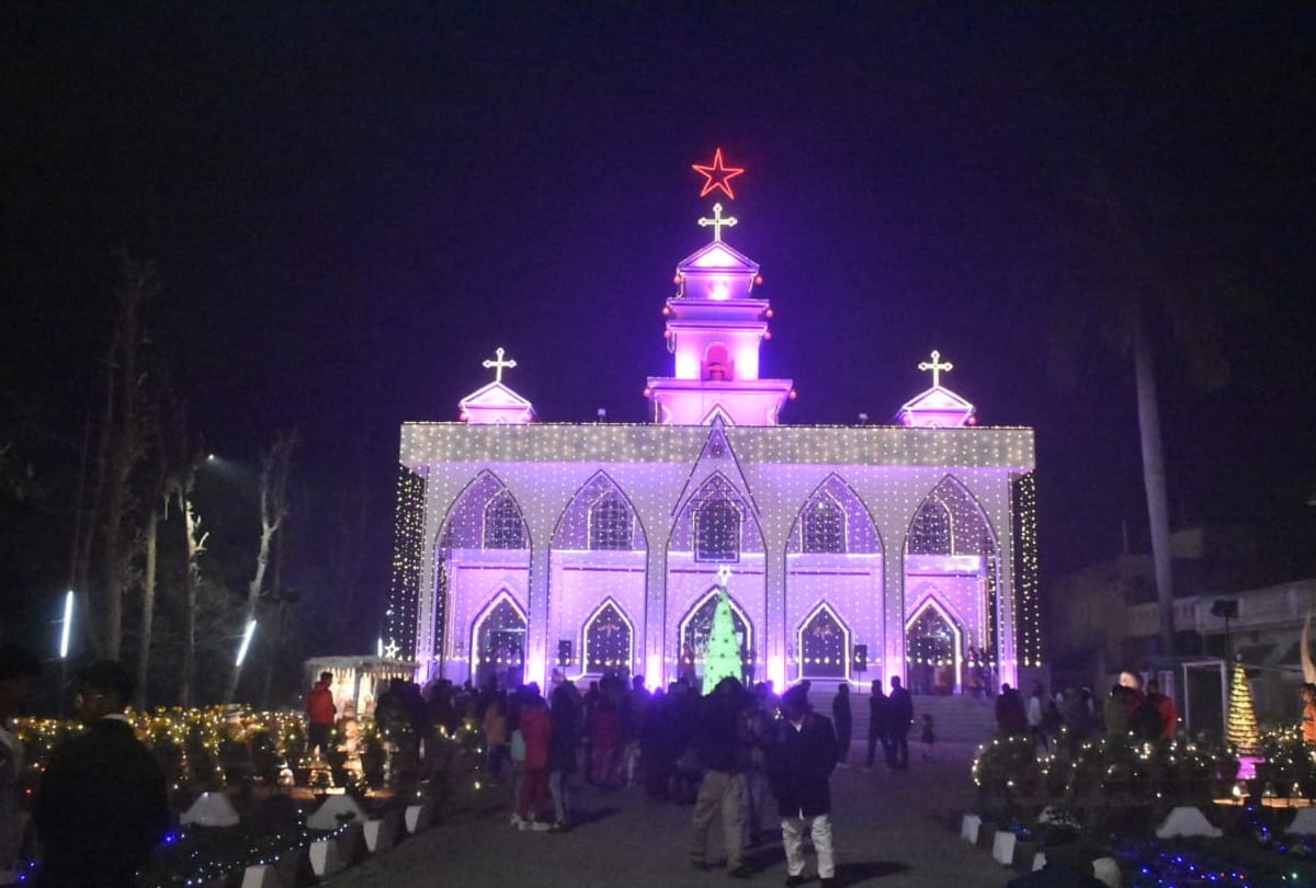 Celebrating birthday of Lord Jesus with great pomp by cutting cake