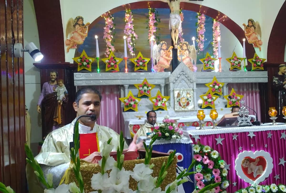 Celebrating birthday of Lord Jesus with great pomp by cutting cake