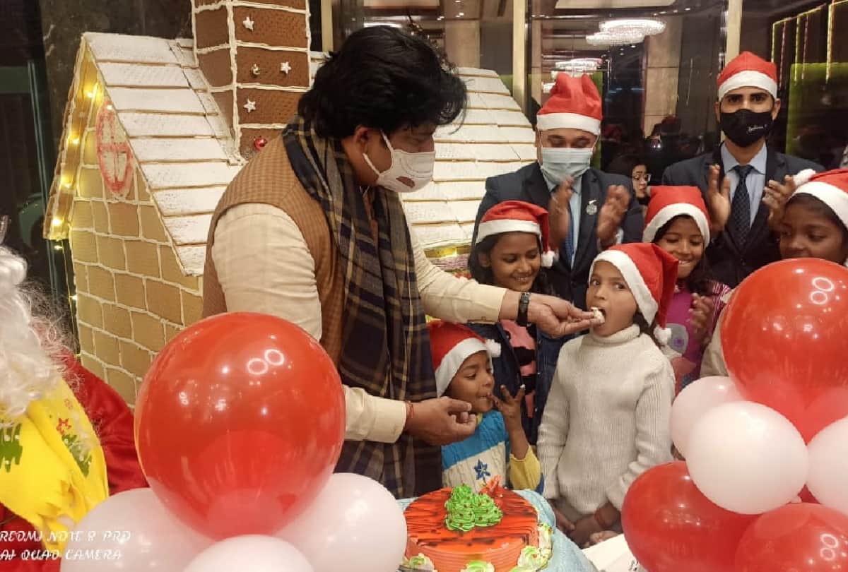 Celebrating birthday of Lord Jesus with great pomp by cutting cake