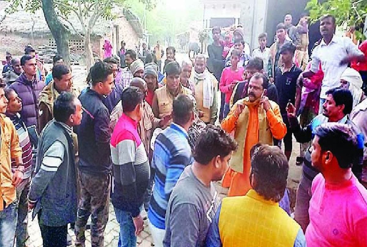 Hindu organizations workers demand for suspension of daroga and chowki in-charge in mainpuri