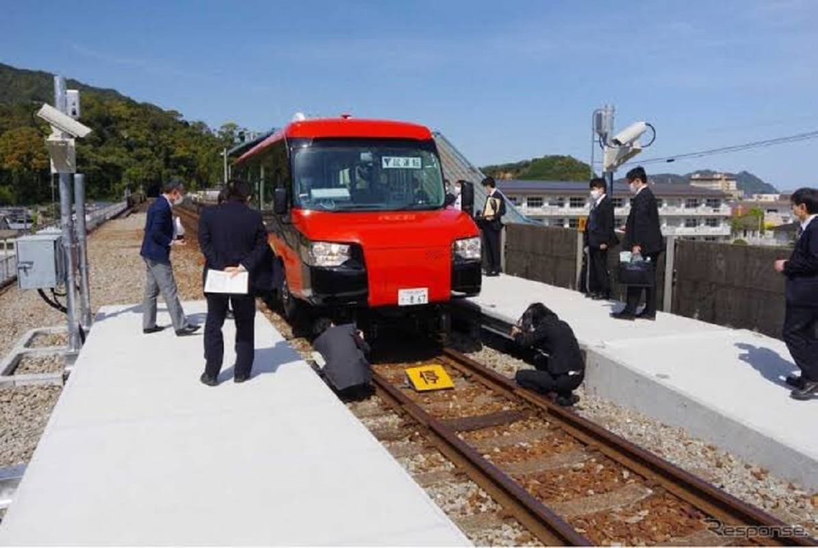 dmv train japan dual-mode vehicle japan Japan launches world's first DMV Dual Mode Vehicle for public use in Japanese city of Kaiyo