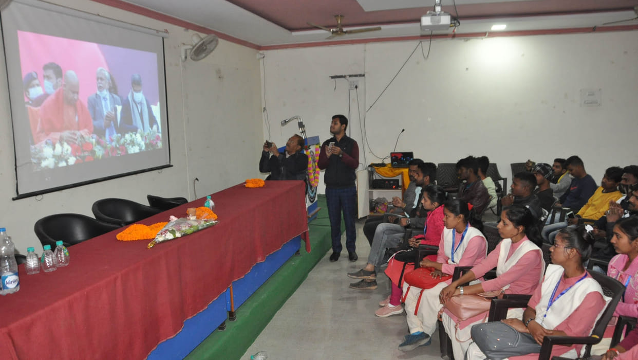 CM gave tablets, smartphones to the youth