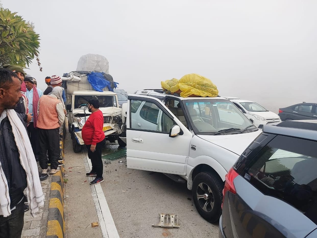 Mathura: Vehicle collides in fog on expressway, eight injured
