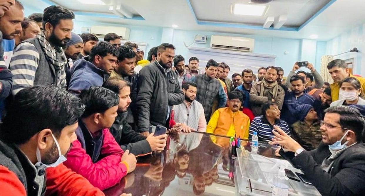 Aligarh: BJYM workers surrounded ADA VC for sealing the hotel
