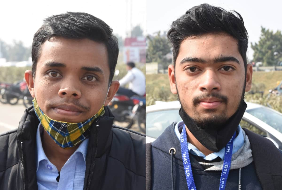 CM yogi Adityanath distributes the tablet and smartfones to students.