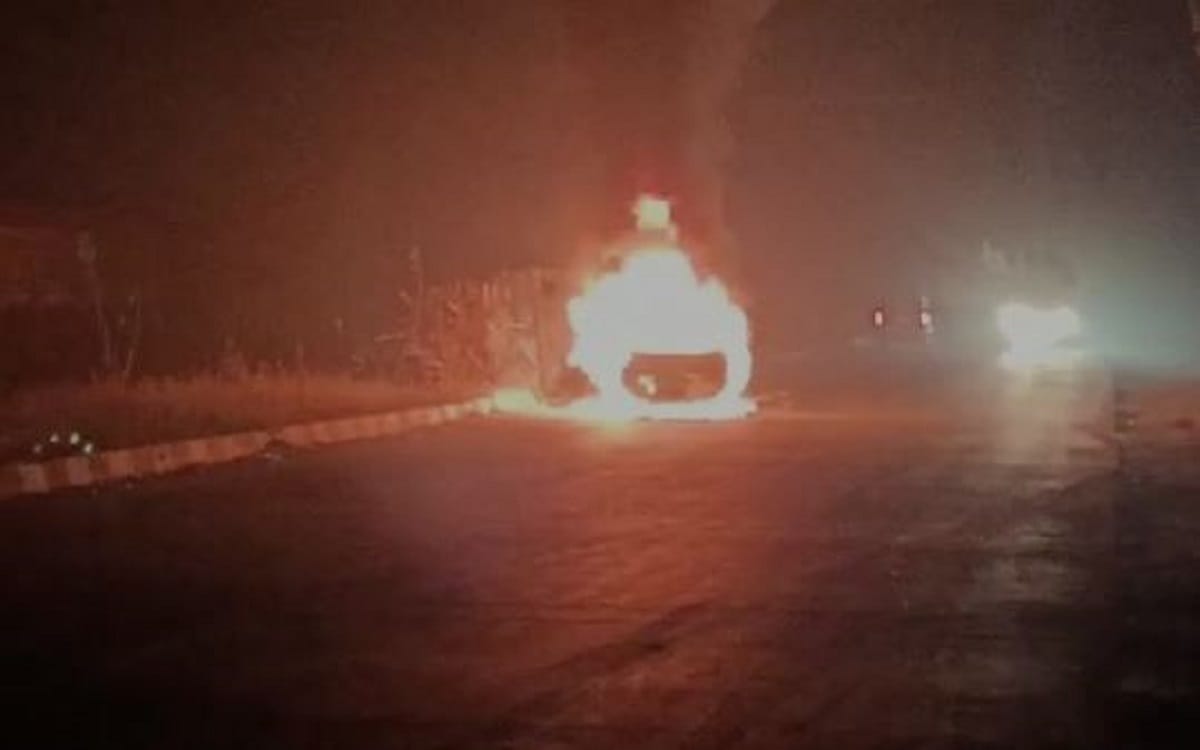 Road accident in Azamgarh car caught fire after hit with tractor three people burnt alive