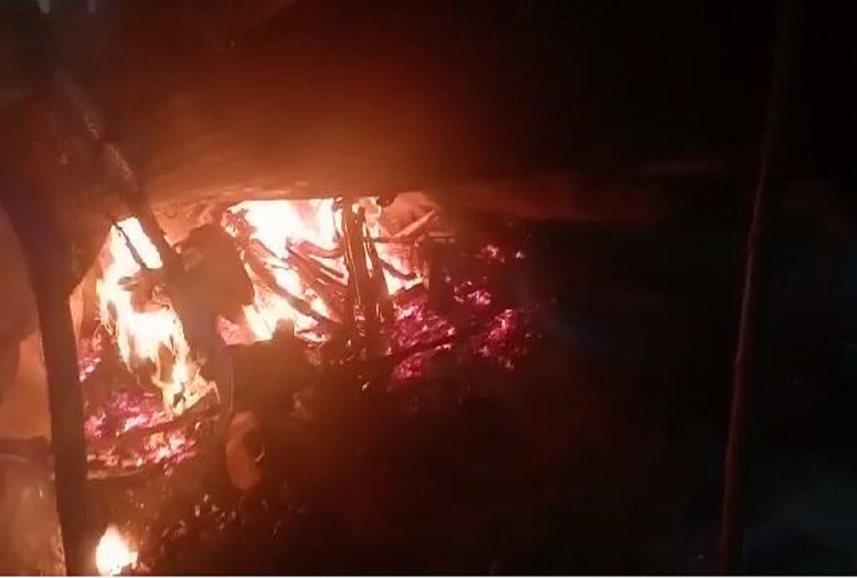 Fire broke out in bicycle shop due to unknown reasons in mau goods worth lakhs burnt