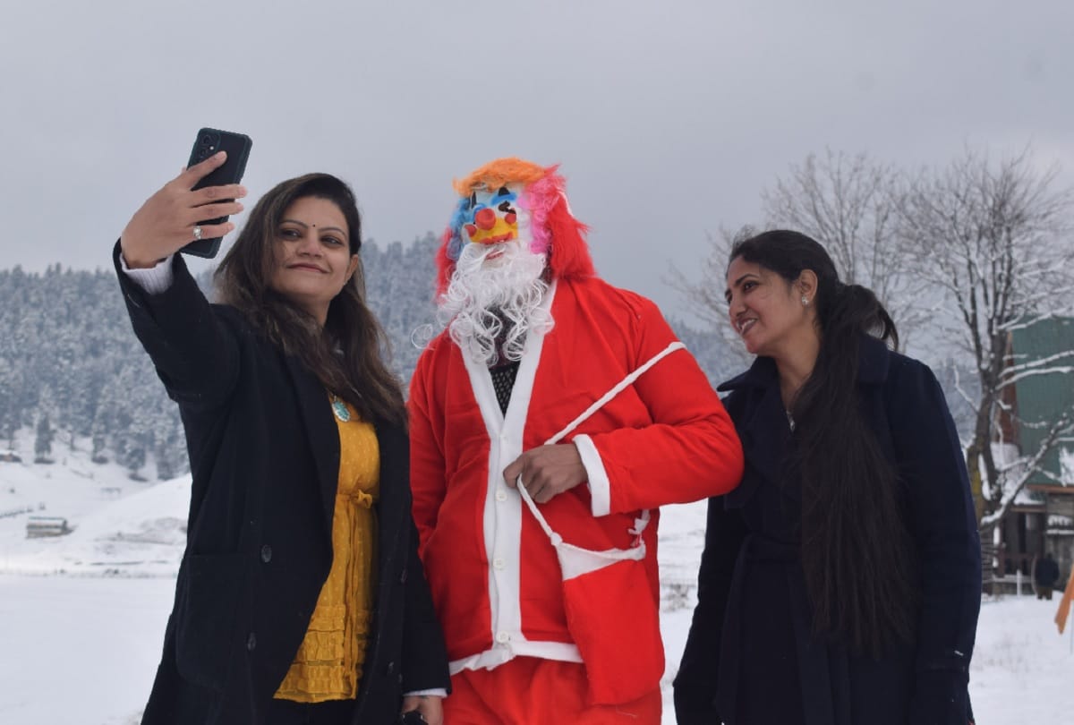 Stunning picture of Santa Claus amidst snowfall in Gulmarg