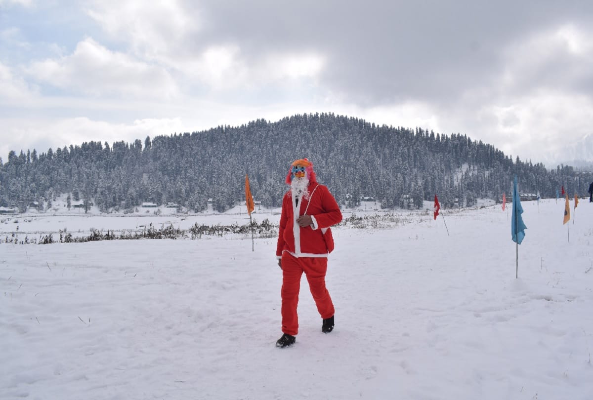 Stunning picture of Santa Claus amidst snowfall in Gulmarg