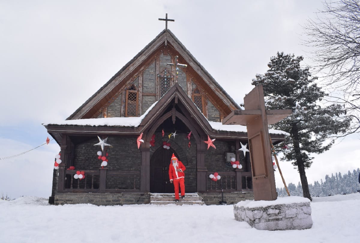 Stunning picture of Santa Claus amidst snowfall in Gulmarg