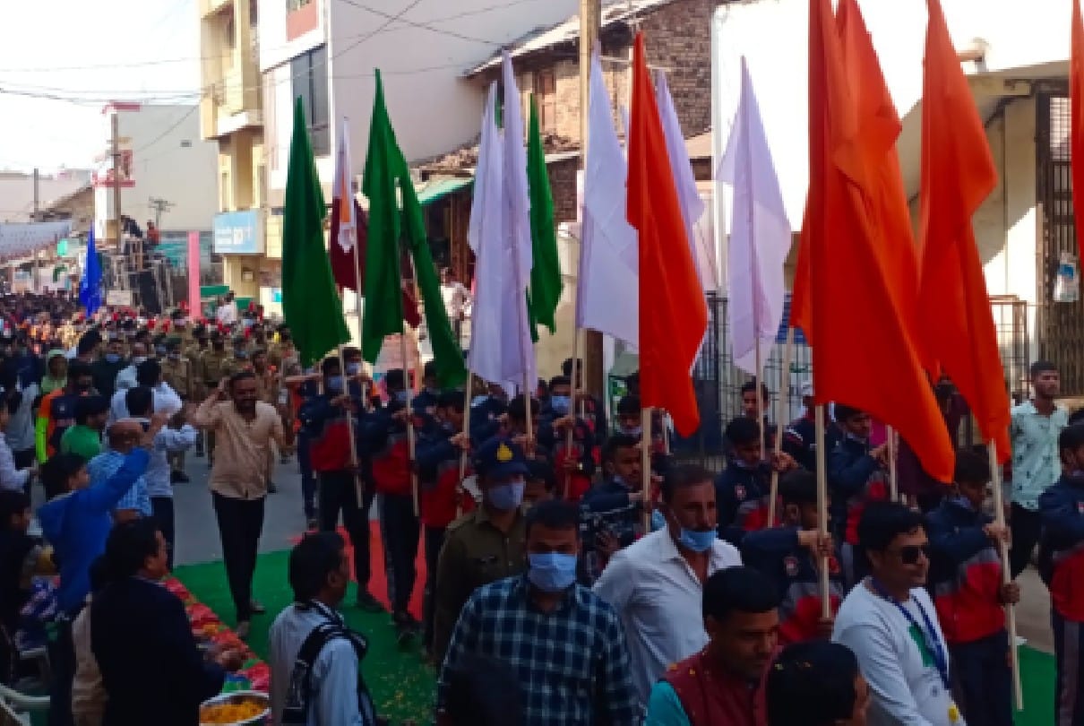 Harda: Kamal Yuva Khel Mahotsav launched, players march past in the city with police bands