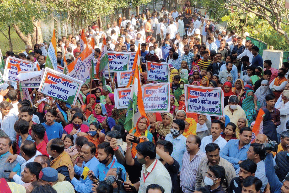 इस तहर हाथों में तख्तियां थामकर निकले लोग।