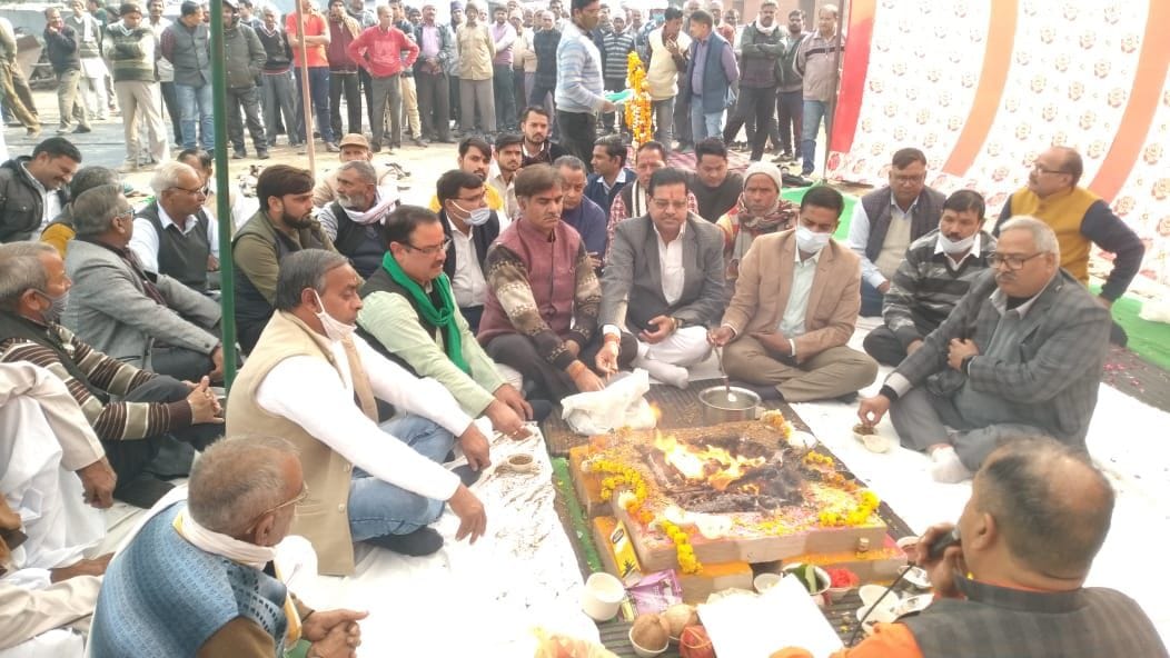 Aligarh: Crushing session of Saathi Sugar Mill started with worship