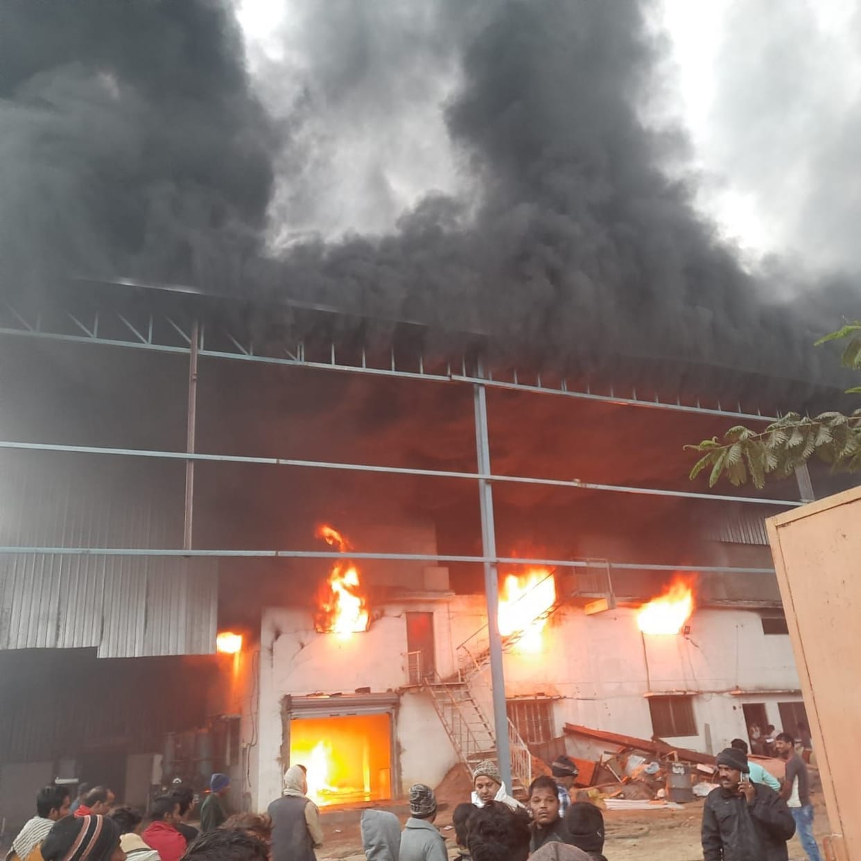 A massive fire broke out in the factory in the plastic complex