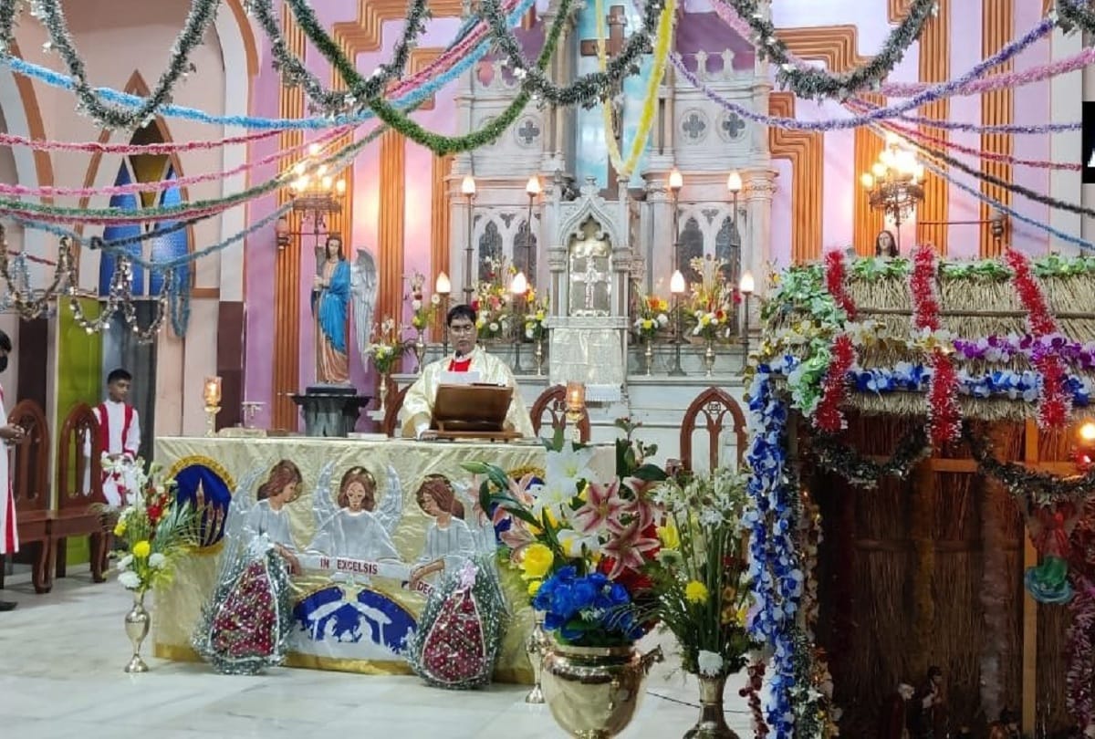 Midnight prayers started in churches on the occasion of Christmas see pictures and check all updates