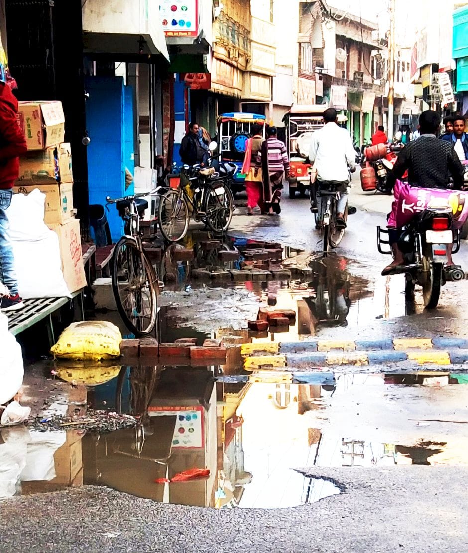 Dirty water filled on bullion market road in Tilhar, trouble