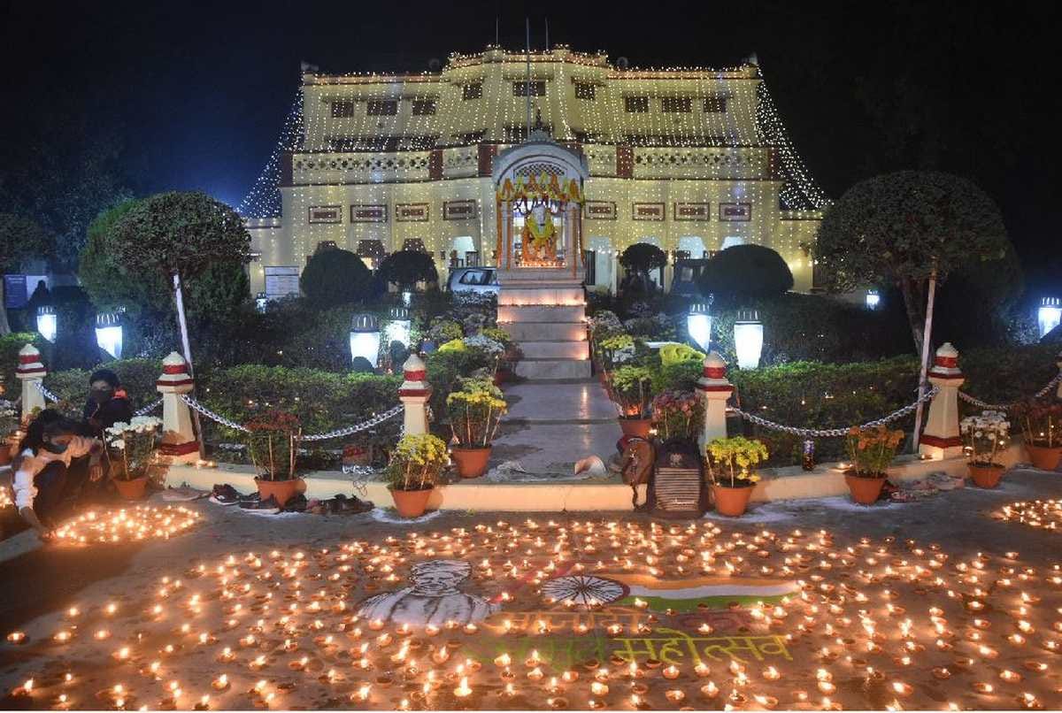 Malviya Jayanti celebrations in BHU: Mahamana bagiya lit with flowers, Malviya Bhavan lit up with lamps