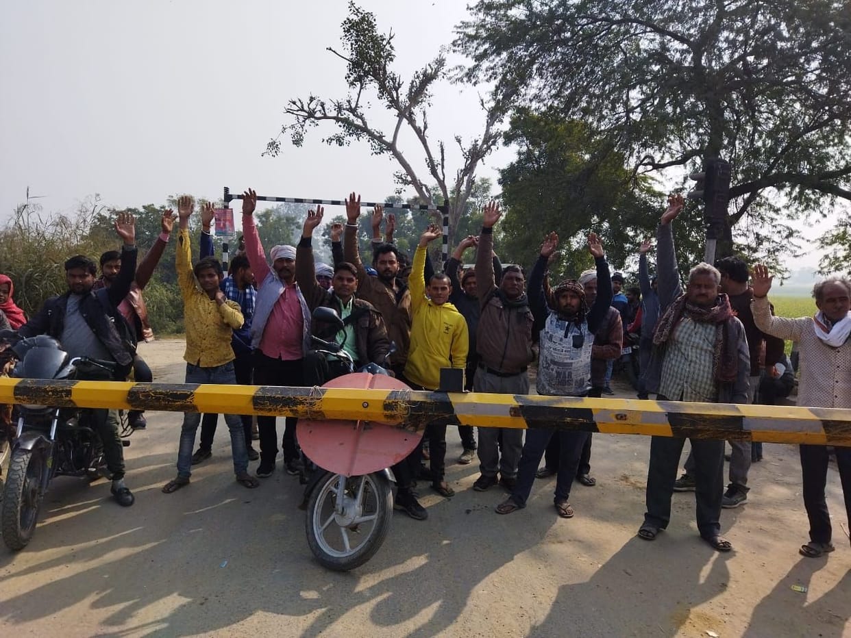 Hathras: Villagers protest against underpass at railway gate