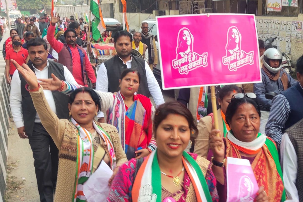 Women Congressmen took out padyatra in the city