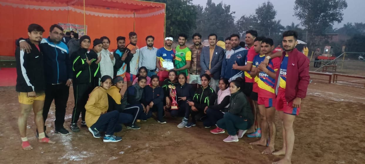 The team of Gulab Singh Mahavidyalaya Chandpur became the champion in Kabaddi