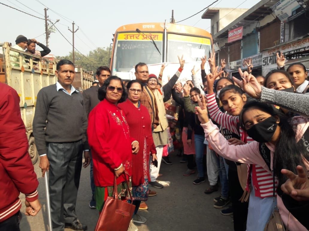 Hathras: 200 students of the district will get tablets and smartphones today