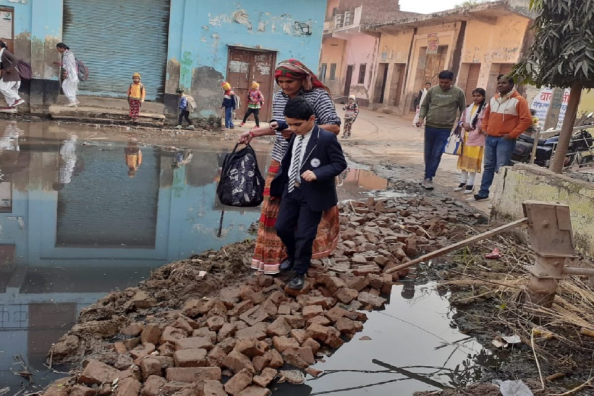 Malakpur village of Baghpat is known in the world but the villagers are troubled by the problem of water logging and see photos