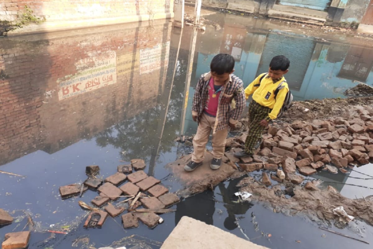 Malakpur village of Baghpat is known in the world but the villagers are troubled by the problem of water logging and see photos