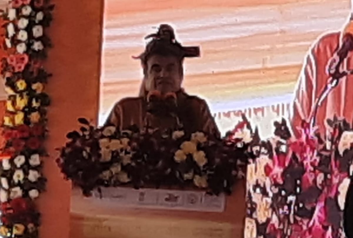 cabinet minister Nitin gadkari in Amethi addressed a meeting.