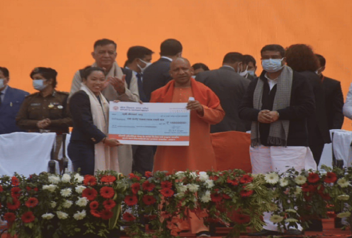 Olympian Mirabai Chanu receives Rs 1.50 crore reward from UP Chief Minister, says she is grateful to receive such respect