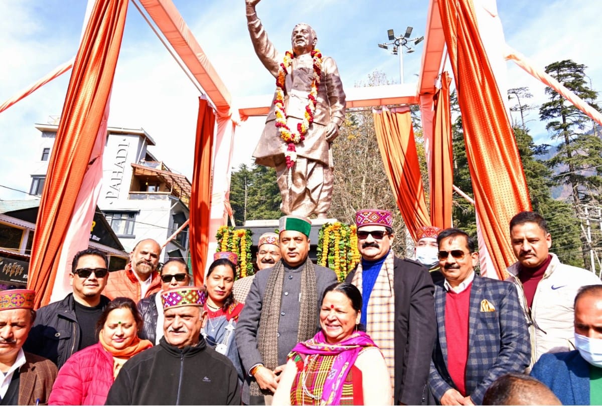 CM jairam Thakur unveils Atal Bihari Vajpayee statue at Manali