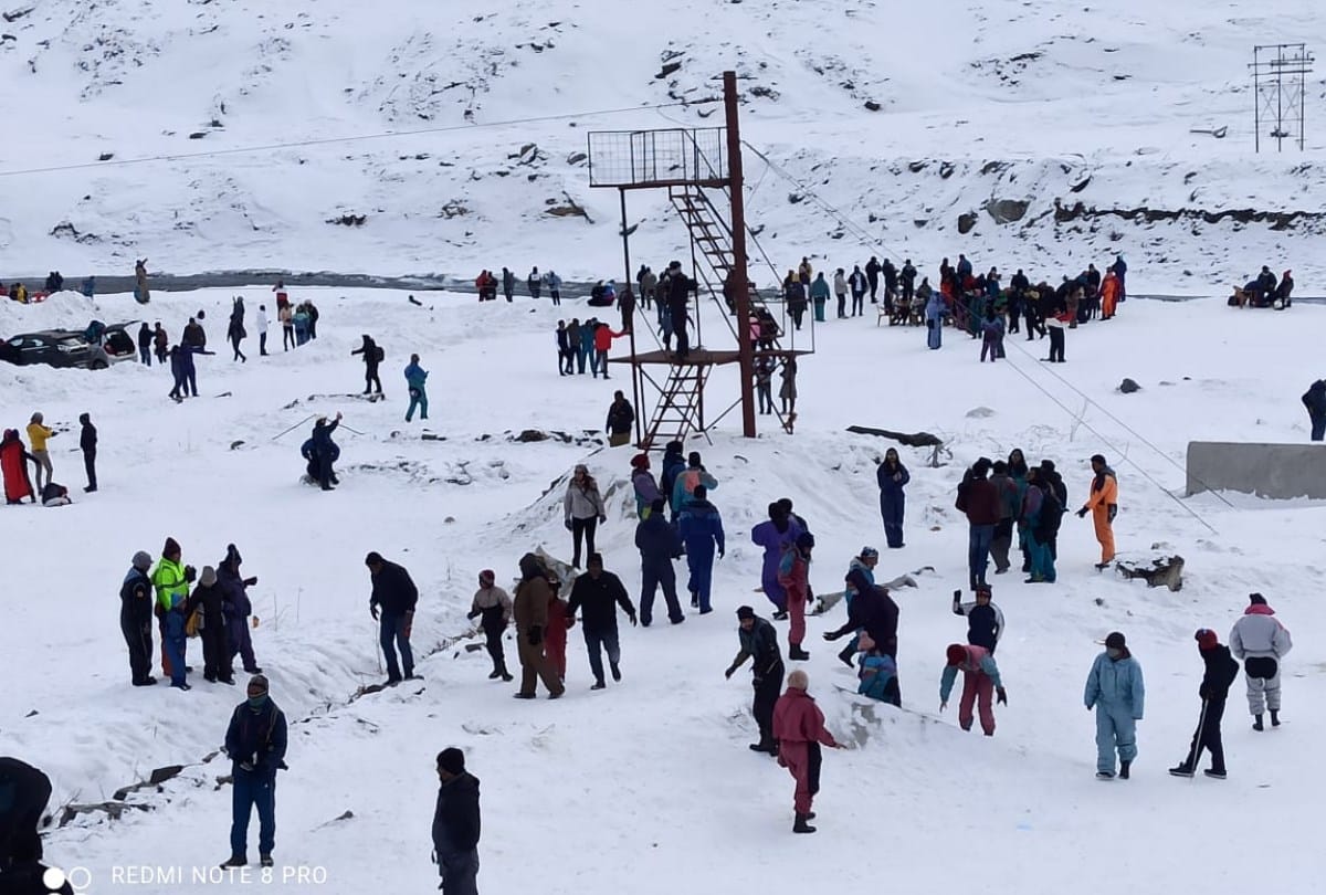 four thousand tourist vehicle enters in manali in two days Tourist rush for christmas celebration in manali