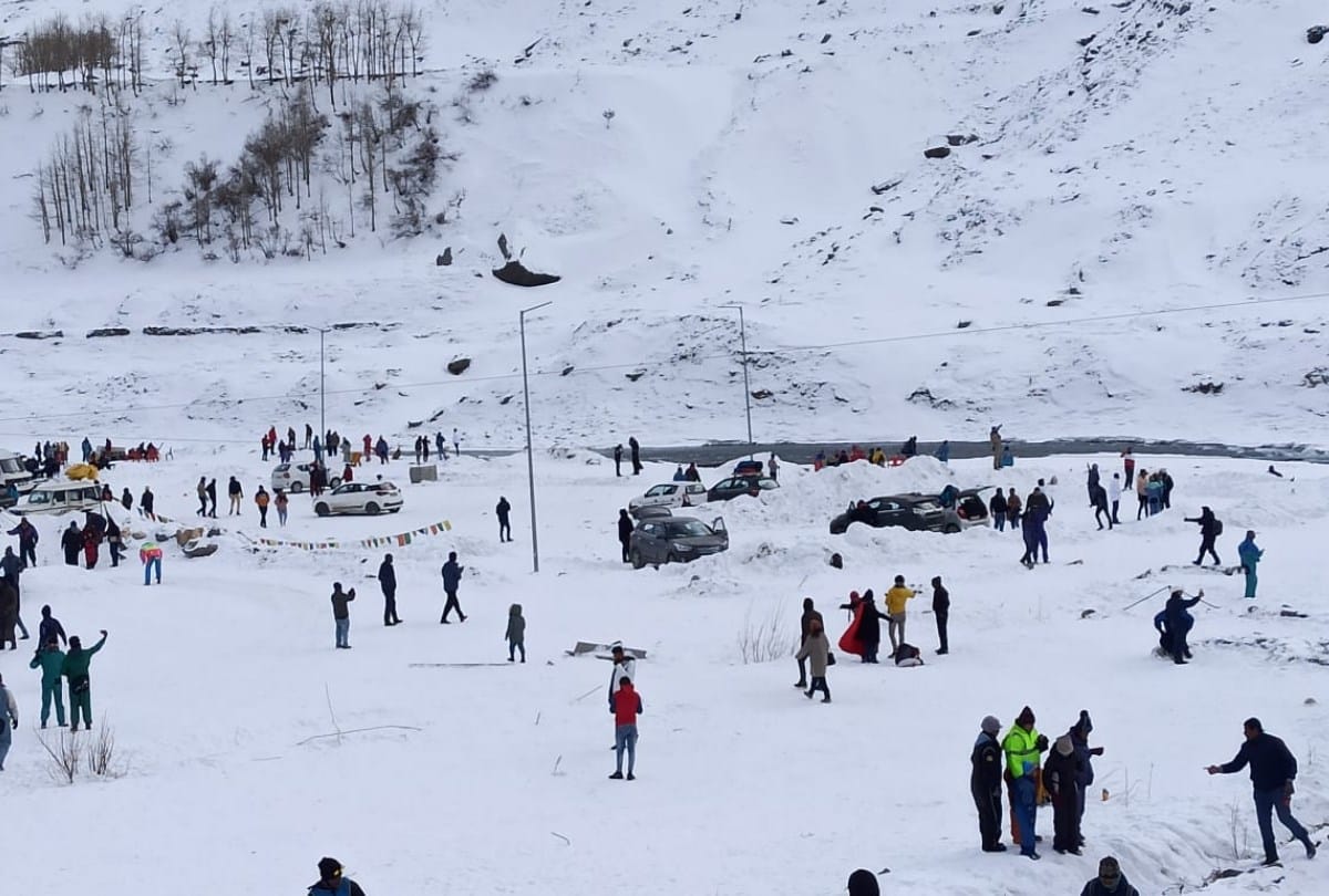 four thousand tourist vehicle enters in manali in two days Tourist rush for christmas celebration in manali