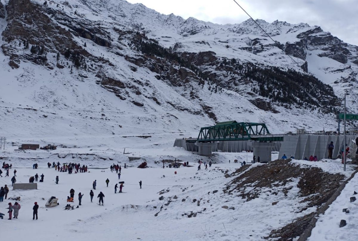 four thousand tourist vehicle enters in manali in two days Tourist rush for christmas celebration in manali