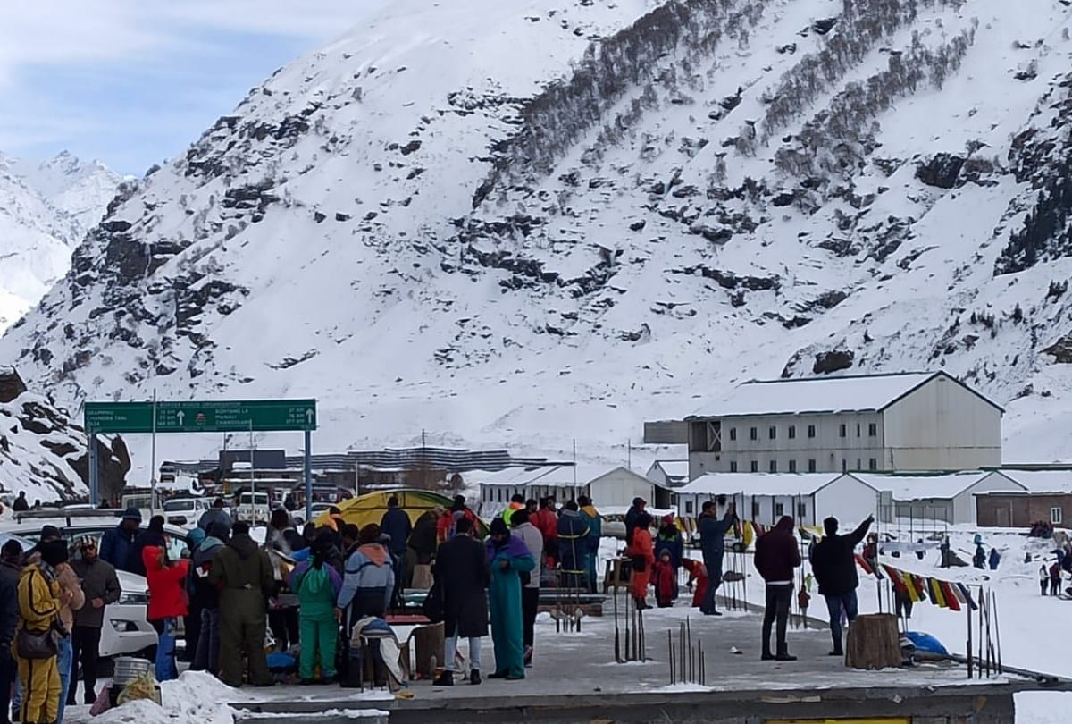 four thousand tourist vehicle enters in manali in two days Tourist rush for christmas celebration in manali