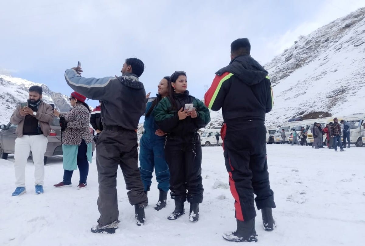 four thousand tourist vehicle enters in manali in two days Tourist rush for christmas celebration in manali