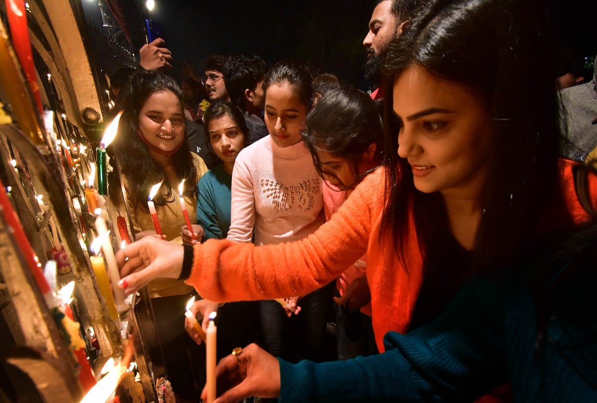 Christmas Day: Night curfew restrictions broken, crowd gathered to see Jesus